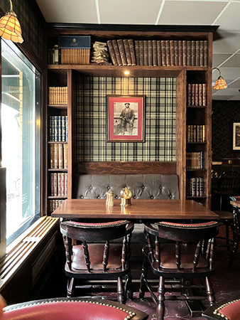 Churchill Arms interiör