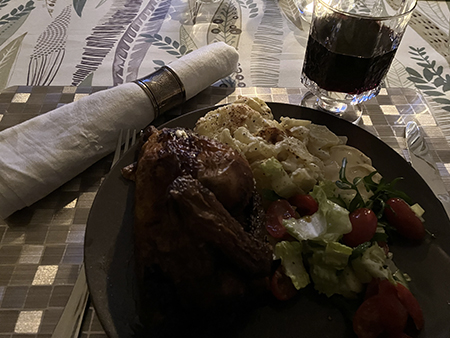 Grillad kyckling potatisgratnäng ett glas rött