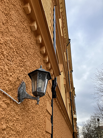 Saffransgult hus med lykta
