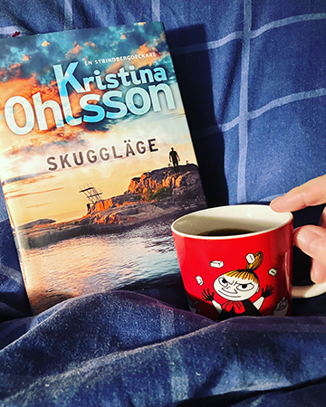 Skuggläge och kaffe i Lilla My-mugg på sängen