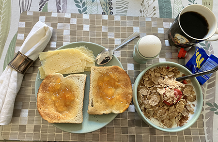 Söndagsfrukost med rostat bröd ägg och fil med flingor bär o banan kaffe