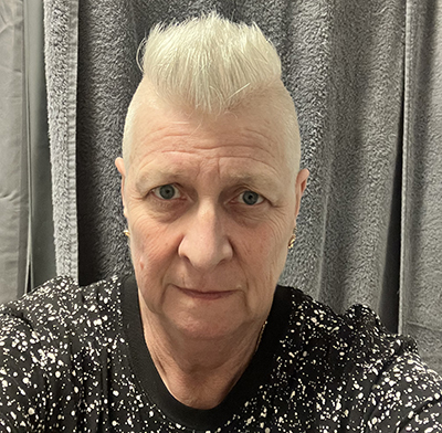 Koncentrerad nyklippt selfie 10 mars 2023