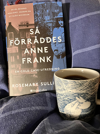 Boken Så förråddes Anne Frank och kaffe på sängen