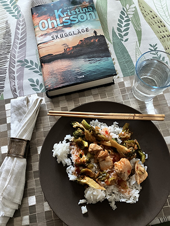 Broccolikyckling med ris och boken Skuggläge
