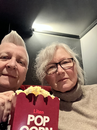 Jag och Anna med popcorntråg på bio