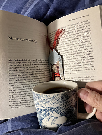 Kaffe på sängen och läsning om minnesrannsakning