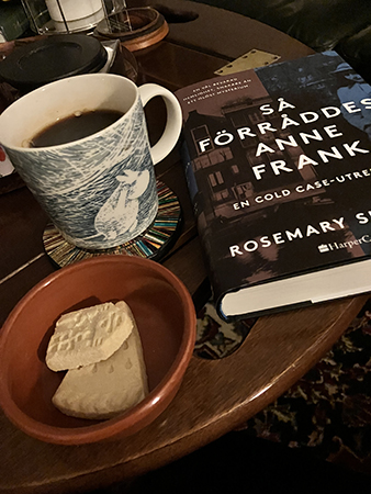 Kvällskaffe med två shortbread och boken Så förråddes Anne Frank
