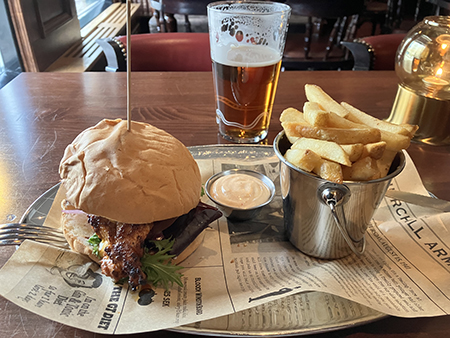 Kycklingburgare pommes och öl Churchill Arms