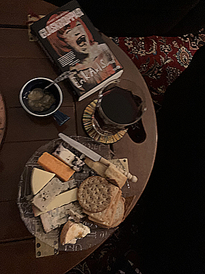 Ostassiett vin och boken Glaskroppar