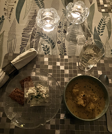 Laxröra o friterat tunnbröd fisksoppa med saffran vitt vin