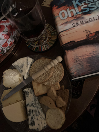 Ost kex och ett halvt glas rödvin