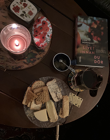 Ostassiett vin och boken Livet innan du dör