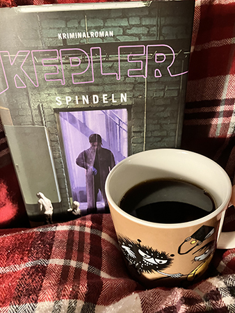 Spindeln och kaffe i brun Stinkymugg