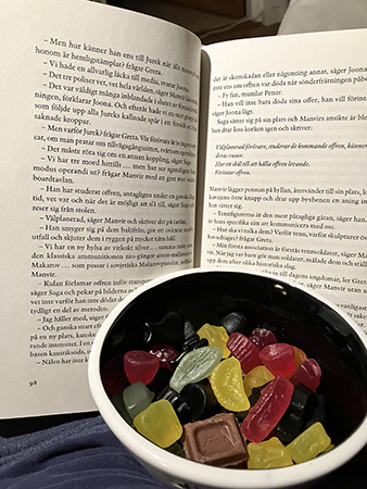 Bokuppslag och godisskål