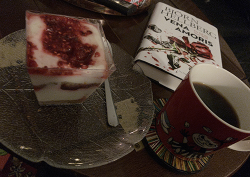 Cheesecake med hallon kaffe och boken Vena amoris