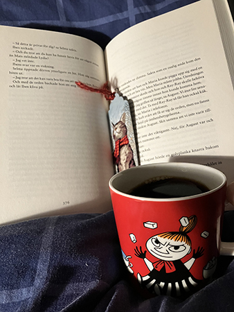 Lördagsläsning på sängen med kaffe i Lilla Mymugg