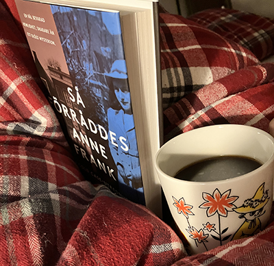 Slutet på Så förråddes Anne Frank och kaffe på sängen