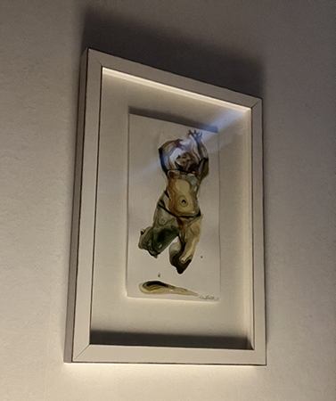 Stina Wollter-konst ovanför sängen