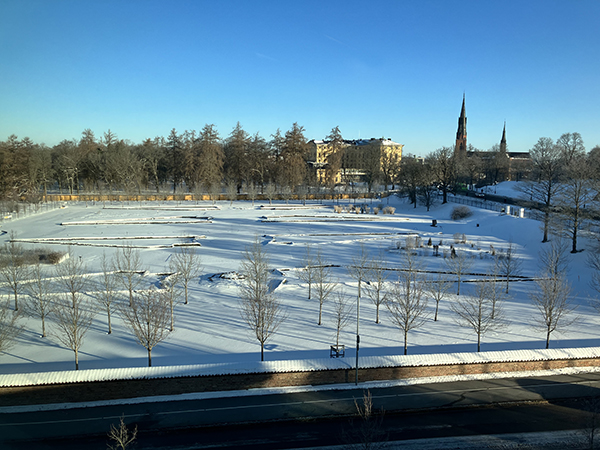 Blå himmel över snöig Barockträdgård 30 mars 2023