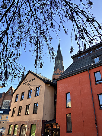 Domkyrkotornet sticker upp bakom Kyrkans hus