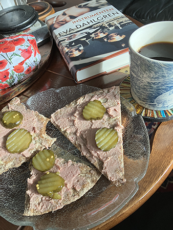 Knäckemackor med leverpastej och gurka kaffe boken Instrumenten