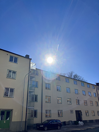 Sol över hus på Skolgatan