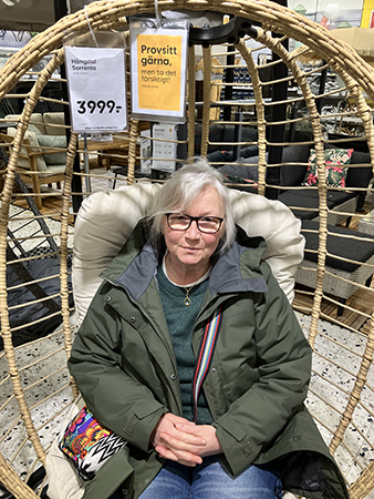 Anna provsitter en hängstol på Rusta