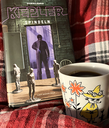 Boken Spindeln och kaffe på sängen