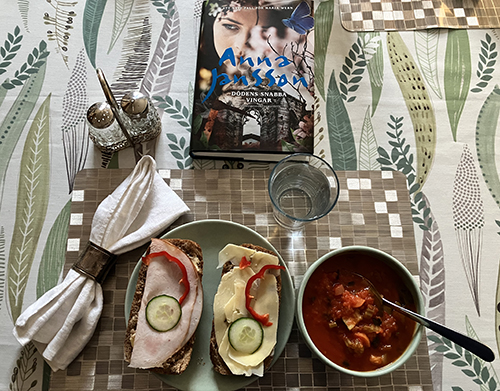 Boken Dödens snabba vingar mackor och Annas tomatsoppa