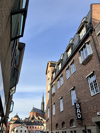 Centralbadets skylt och domkyrkan