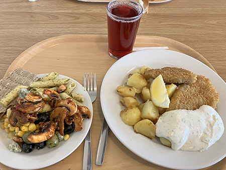 Panerad torsk med potatis sås och grönsaker