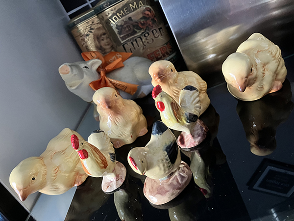 Påskpyntat på köksfläkten 2023