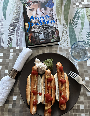 Tre kycklingkorvar m bröd o tillbehör boken Dödens snabba vingar