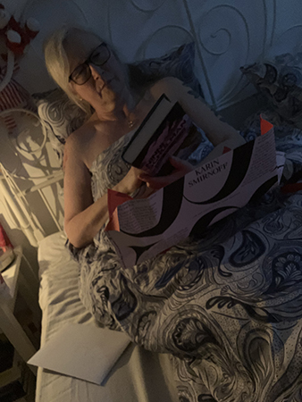 Anna öppnar presenter på födelsedagsmorgonen