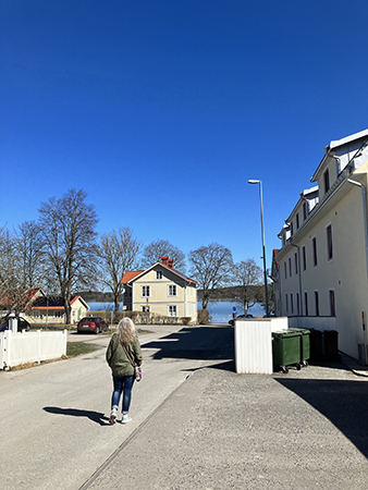 Anna på väg ner till sjön