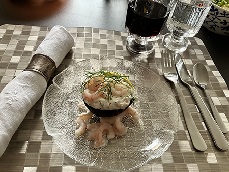 Avocado med räkor och skagenröra