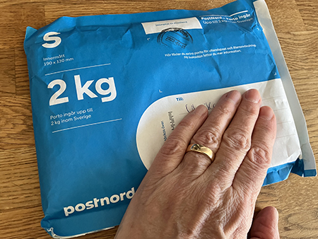 Blått paket med min hand på