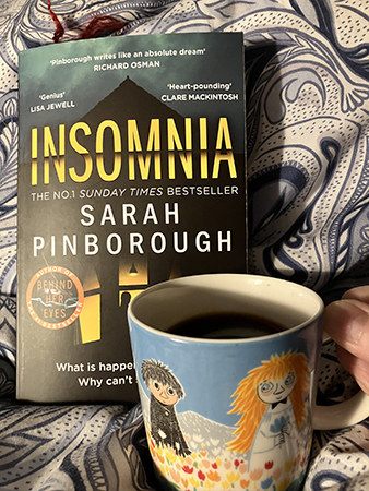 Boken Insomnia och kaffe på sängen