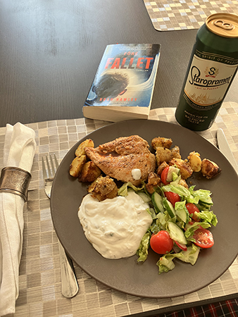 Födelsedagsmiddag med kyckling potatis grönsaker öl och en bok