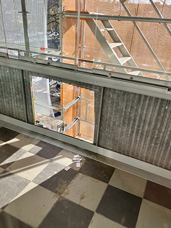 Hål i balkongräcket