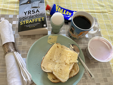 Hemmalunch med rostat bröd ägg kvarg kaffe o boken Straffet