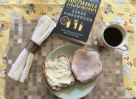 Mackor kaffe och boken Insomnia