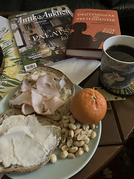 Mackor nötter clementin kaffe boken Drottningar och pretender Antik o auktion