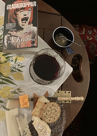 Ost vin Annas äpple o ingefärsmarmelad och boken Glaskroppar