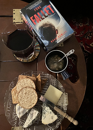 Ostassiett vin och boken Före fallet