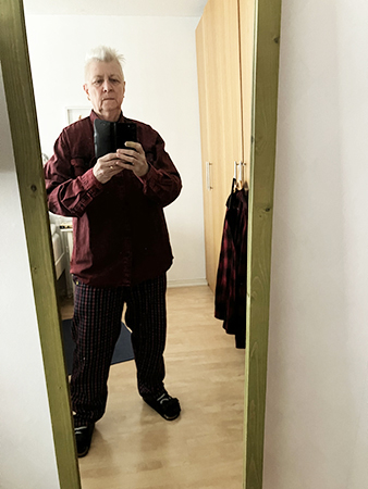 Sammanbiten provar en mörkröd skjorta