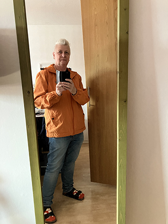 Selfie i nygammal orange vårjacka