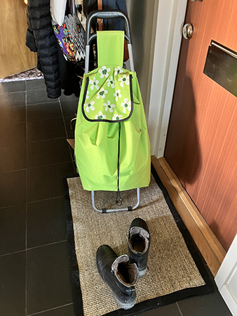 Dramaten och mina vinterboots på hallmattan