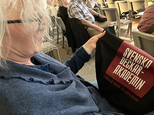 Anna vann två böcker och en tygkasse från Svenska deckarakademin på tipspromenaden