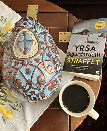 Påskägg kaffe och boken Straffet